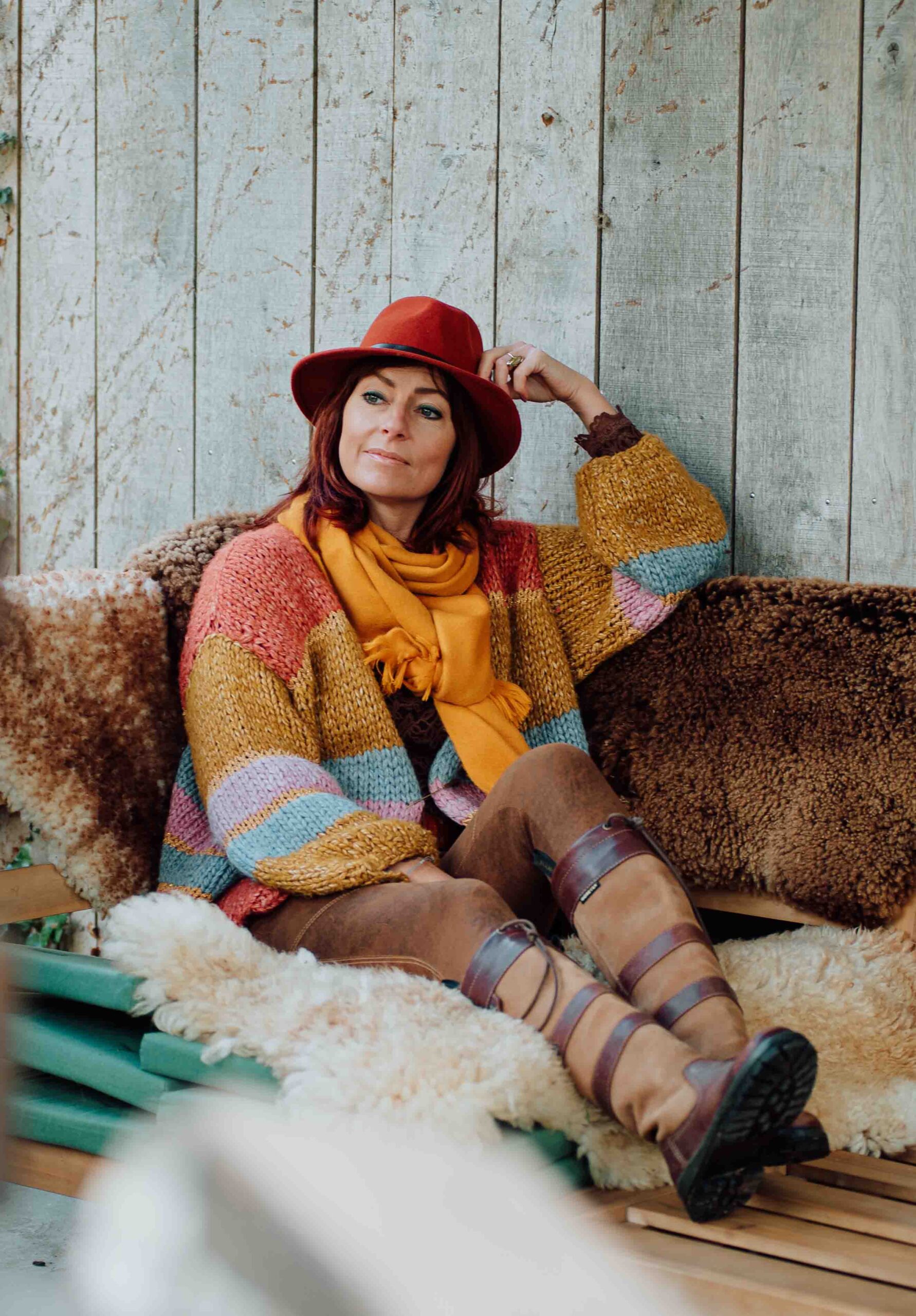 Vrouw met hoed kijkt om zich heen